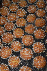 Plaque de chouquettes en sortie du four 