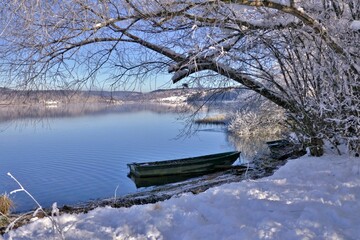 Barque au bord du lac de Saint-Point en hiver.