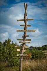 Selbstgebauter Holzwegweiser auf Fanø, Dänemark, der die natürliche Schönheit und die Wanderwege der Insel betont und Besucher zu unvergesslichen Erlebnissen einlädt.