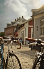 Altmodische Fahrräder am Straßenrand eines alten Dorfes in Fanø, Dänemark, die eine charmante,...