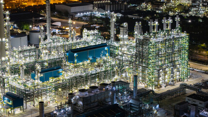 Obraz premium Illuminated Industrial Refinery at Night