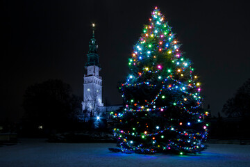 Jasna Góra. Choinka przed sanktuarium. Częstochowa © Jarosław