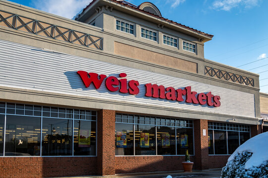 Solomons, Maryland, USA JThe front facade of the local Weis supermarket and sign.