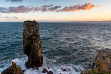 Felsen an der Ilhéu da Papôa an der Halbinsel Peniche in Portugal bei Sonnenaufgang  © dusktilldawn