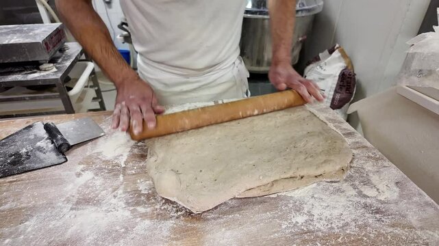Abaissement de la p&acirc;te au rouleau par le boulanger 