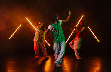 Fototapeta premium Group of hip hop dancer dancing together.