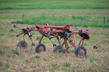 Maszyna rolnicza do rozrzucania siana © Stefan