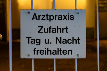 Fototapeta premium A sign in a foreign language warns people not to trespass at night