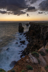 Felsen an der Ilhéu da Papôa an der Halbinsel Peniche in Portugal bei Sonnenaufgang 