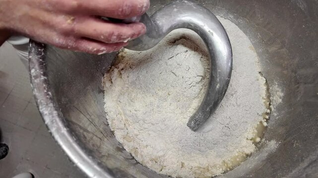 Pes&eacute;e de la farine avant p&eacute;trissage pour la pr&eacute;paration de la baguette de pain traditionnelle fran&ccedil;aise 