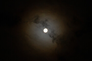 Lune et nuages