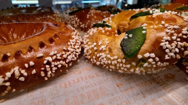 Pr&eacute;sentation en boulangerie de la galette des rois de Limoux aux fruits confits 