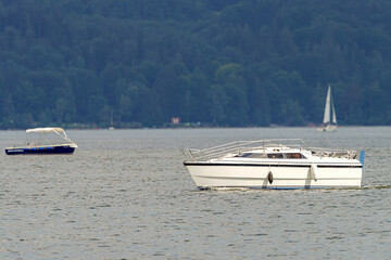 Obraz premium Yachts and boats at anchor and on the water.