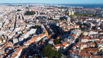 Obraz premium lisboa vista de drone, portugal, rio tejo, casas