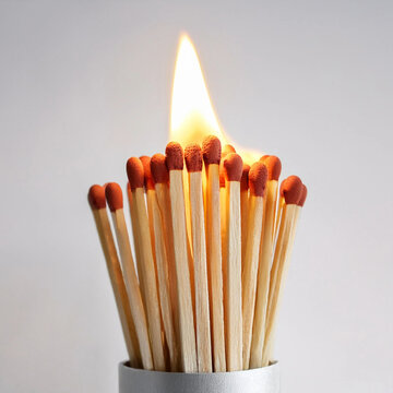 cerillas cerillos fosforos encendidos sobre fondo blanco 