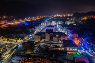 Fototapeta premium Muszyna rynek, zimowe widok nocą.