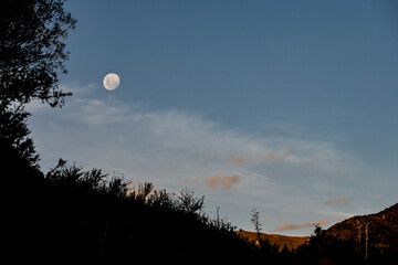 Moon at dusk over the mountains of Córdoba, in Villa Giardino. © Uri Gordon