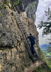 Die letzten Meter auf dem Weg zum Grafenloch / Luegsteinhöhle bei Kiefersfelden, Inntal, Bayern,...