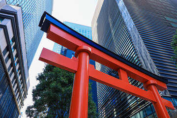東京都　日本橋　福徳神社とオフィス街の風景