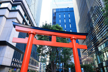 東京都　日本橋　福徳神社とオフィス街の風景