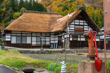 茅葺屋根と消火栓