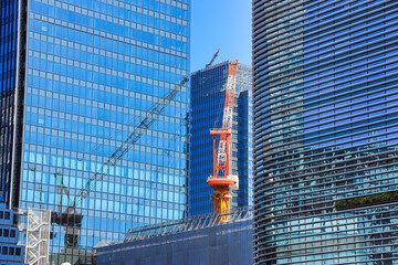 建設中の高層ビルと都市開発の風景　開発イメージ