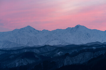 夕暮れの北アルプス　鹿島槍ヶ岳と五竜岳