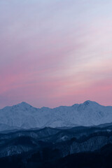 夕暮れの北アルプス　鹿島槍ヶ岳と五竜岳