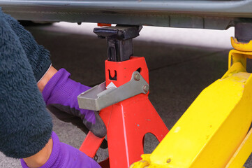 タイヤ交換の作業をする男性