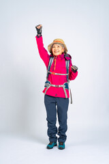 シニア、女性、登山、登山客、日本人、ガッツポーズ、ゴール、旅行、観光、登頂、応援、声援、頂上、頂点、アウトドア、レジャー、ハイキング、トレッキング、アクティブ、観光客、運動、健康、ヘルスケア、元気、観客、高齢者、お年寄り、老人、老後、年配、おばあちゃん、おばあさん、60代、笑顔、帽子、リュックサック、バックパック、装備、達成、挑戦、チャレンジ、喜ぶ、優勝、勝利、写真、切り抜き、白バック、全身、コピ