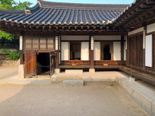 Obraz premium Beautiful traditional Korean wooden architecture, showcasing the elegance of Hanok style buildings.