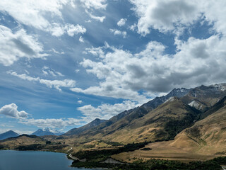 Fototapeta premium snow capped queenstown mountains