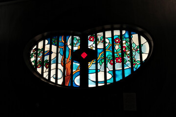 長崎にある和洋が融合した教会の椿のステンドグラス