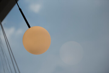 조명등과 유리창