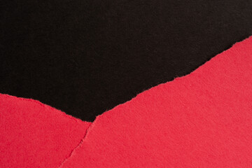 破れた赤色と黒色の画用紙