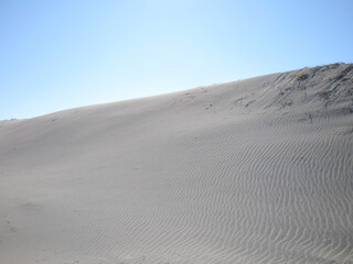 砂丘と青空と太陽の乾いた風景,
