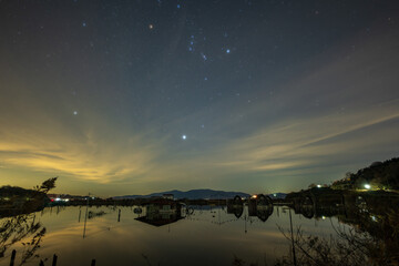 日本の岡山県瀬戸内市牛窓の水没ペンション村に浮かぶ冬の星空