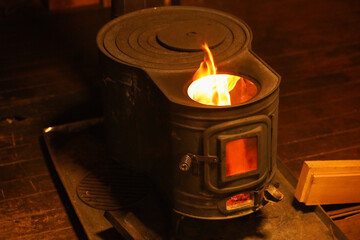 火の燃える薪ストーブ