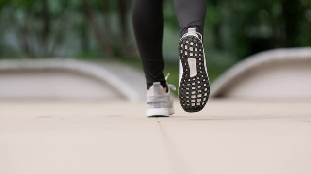 走る女性の足元のスローモーション