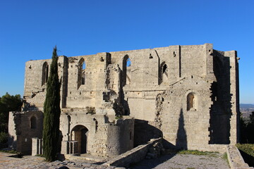Abbaye Saint-F&eacute;lix-de-Montceau &agrave; Gigean (H&eacute;rault) : vue lat&eacute;rale avec cypr&egrave;s et ciel bleu