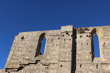 Abbaye Saint-Félix-de-Montceau à Gigean (Hérault) : coin de l'abbatiale sous le ciel bleu