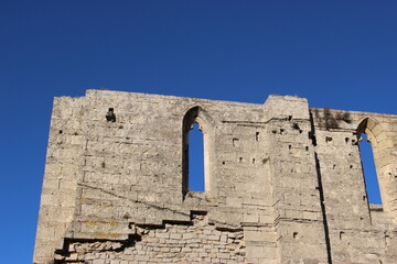 Abbaye Saint-Félix-de-Montceau à Gigean (Hérault) : coin de l'abbatiale sous le ciel bleu