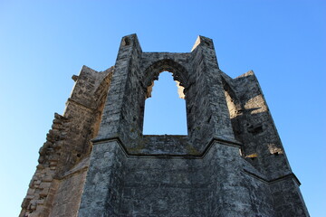 Abbaye Saint-Félix-de-Montceau à Gigean (Hérault) : extérieur du chœur (baie ouverte) sous le ciel