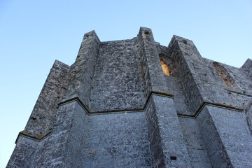 Abbaye Saint-Félix-de-Montceau à Gigean (Hérault) : extérieur du chœur en contreplongée