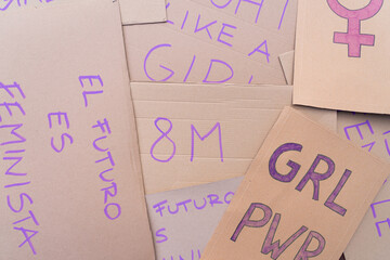 Carteles para una manifestación feminista apoyando los derechos y la igualdad de las mujeres el 8...