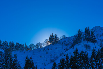 雪山から登る太陽（朝日が稜線を照らす）