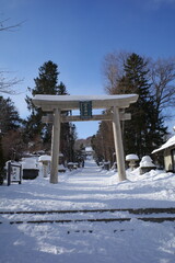 雪化粧の鳥居と参道：日本の伝統美