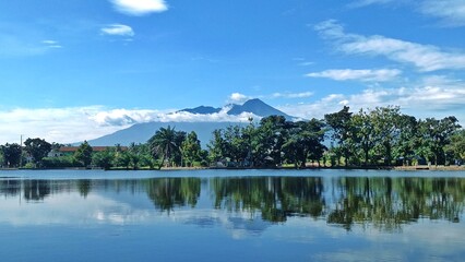 lake and mountains beautifull view