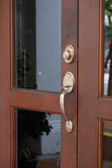 Obraz premium Metal door handle with keyhole on wooden door