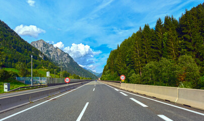 Arlberger Schnellstraße S16 vor Ausfahrt Wald a.A. und Langen a.A. in Vorarlberg/Österreich (Richtung Arlberg)